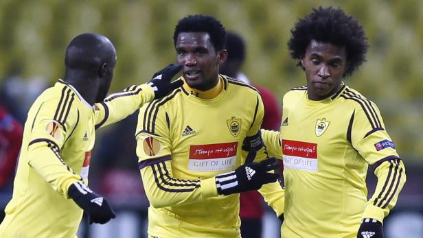 epa03584107 Samuel Eto&#039;o (C) of Anji Makhachkala celebrates scores 1-1 with his teammates Lassana Diarra (L) and Willian during the UEFA Europa League soccer match between Anzhi Makhachkala and Hanover 96 at the Luzhniki stadium in Moscow, Russia, 14 February 2013. EPA/YURI KOCHETKOV