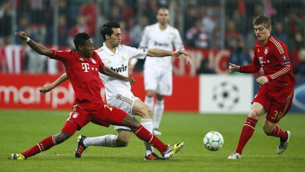 Klassiker: Wie 2012 ist David Alaba mit Bayern zu Gast im Estadio Santiago Bernabéu. Der damals 19-Jährige lieferte sich ein Duell mit dem heute verletzten Alvaro Arbeloa (r.).