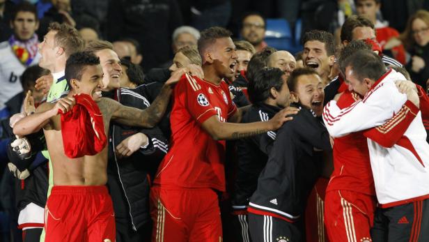 Spieler des FC Bayern München feiern einen Sieg.
