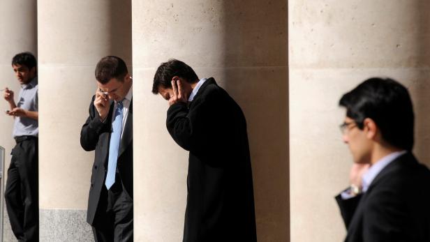 Finanzexperten vor den Toren der Londoner Börse