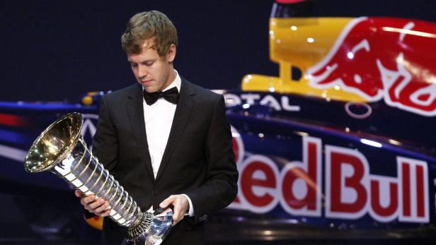Vettel erhielt die WM-Trophäe