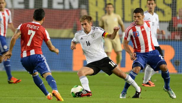 epa03824762 Germany&#039;s Philipp Lahm (C) and Paraguay&#039;s Jose Ariel Nunez (l) and Richard Ortiz (r) vie for the ball during the international friendly soccer match between Germany vs Paraguay at Fritz-Walter-Stadium in Kaiserslautern, Germany, 14 August 2013. EPA/BORIS ROESSLER