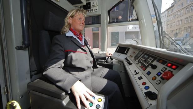 Abgetrennte Kabinen für Bim und Bus könnten Fahrer besser schützen. Die Nachrüstung ist aber teuer