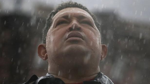 Venezuela&#039;s President and presidential candidate Hugo Chavez speaks in the rain during his closing campaign rally in Caracas in this October 4, 2012 file photo. Chavez died on March 5, 2013, after a two-year battle with cancer, ending the socialist leader&#039;s 14-year rule of the South American country, Vice President Nicolas Maduro said in a televised speech. REUTERS/Jorge Silva/Files (VENEZUELAPOLITICS ELECTIONS - Tags: POLITICS ELECTIONS OBITUARY)