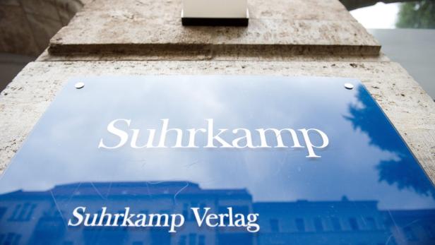 epa03815762 A sign of the publisher Suhrkamp is featured at the entrance to the headquarters of the publishing house in Berlin, Germany, 07 August 2013. The procedure for declaring bankruptcy of Suhrkamp has begun. EPA/MAURIZIO GAMBARINI