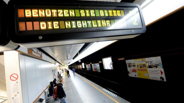 Ein Hinweis auf den Ersatzverkehr in der U-Bahn Station am Westbahnhof.