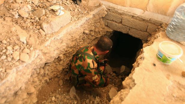 Ein Peschmerga-Kämpfer untersucht einen der Tunnel.