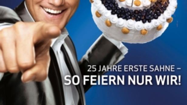 Dieter Bohlen präsentiert die Jubiläumstorte zum 25-jährigen Bestehen von „Deutschland sucht den Superstar“.
