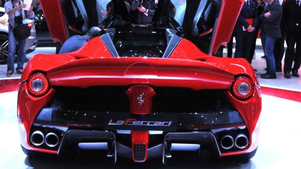 Die Rückansicht eines roten LaFerrari mit geöffneten Flügeltüren auf einer Automobilausstellung.