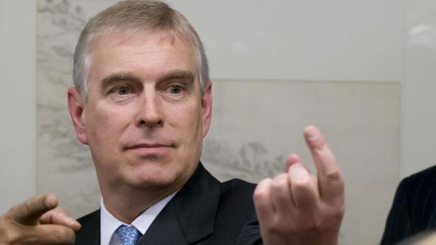 Prinz Andrew gestikuliert während einer Veranstaltung.