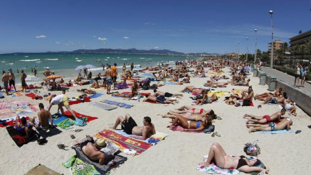 Tourists crowd Palma de Mallorca&#039;s Arenal beach on the Spanish Balearic island of Mallorca July 25, 2011. Spain was host to 24.8 million foreign tourists in the first half of 2011, a 7.5% increase over the same period in 2010, according to figures from the Spanish Institute for Tourist Studies. REUTERS/Enrique Calvo (SPAIN - Tags: TRAVEL SOCIETY)