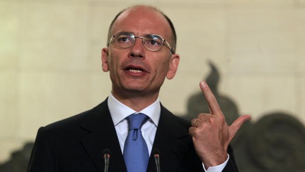 epa03806467 Italian Prime Minister Enrico Letta addresses the media during a joint press conference with his Greek counterpart Antonis Samaras, following their meeting at the Prime Minister&#039;s office in Athens, Greece, 29 July 2013. Letta is in Greece on a two-day working visit. EPA/SIMELA PANTZARTZI