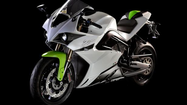 Ein weißes Elektromotorrad der Marke Ego mit grünen Akzenten vor schwarzem Hintergrund.