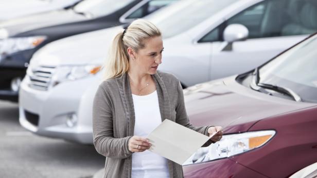 Frauen erleben den Autokauf oft anders als Männer.