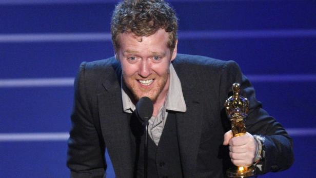 Glen Hansard (R) and Marketa Irglova accept the Oscar for the best original song &quot;Falling Slowly&quot; during the 80th annual Academy Awards in Hollywood February 24, 2008. REUTERS/Gary Hershorn (UNITED STATES-OSCARS)