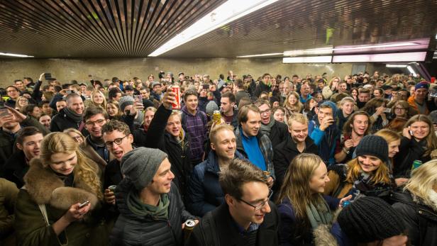 Die U-Bahnstation Schottentor war Dienstagabend mehr als voll.