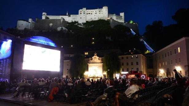 APA8861750 - 01082012 - SALZBURG - ÖSTERREICH: Blick auf die Festung Hohen Salzburg und Gäste der Siemens-Festspielnächte auf dem Kapitelplatz, am Dienstag, 31. Juli 2012. APA-FOTO: BARBARA GINDL