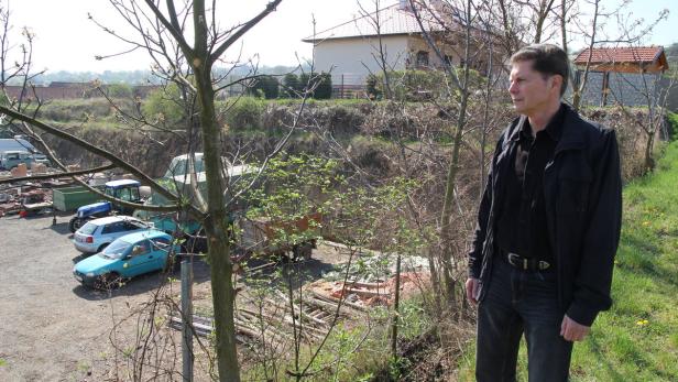 Anrainer Dostal beim kritisierten Parkplatz