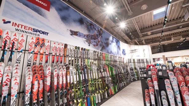 In einem Intersport-Geschäft werden Skier der Marken Atomic und Head ausgestellt.