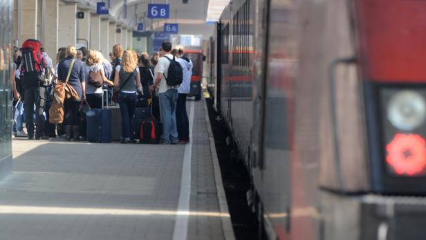 Fahrgäste der ÖBB am Wiener Westbahnhof: Im Vorjahr waren um 4,6 Prozent mehr Bahnfahrer in Österreich unterwegs als 2012.