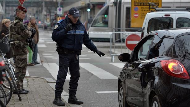Polizei und Militär kontrollieren Fahrzeuge, hier im östlichen Frankreich.