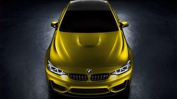 Ein gelber BMW M4 von oben fotografiert.