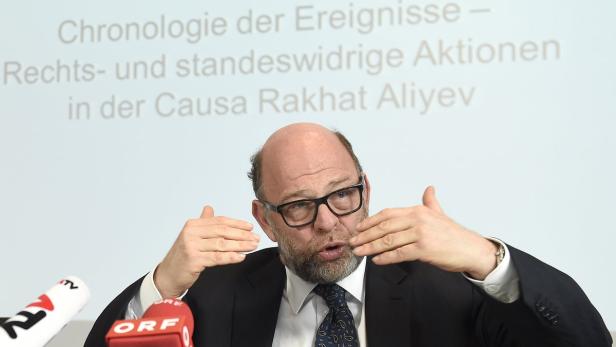 Anwalt Lansky bei einer Pressekonferenz