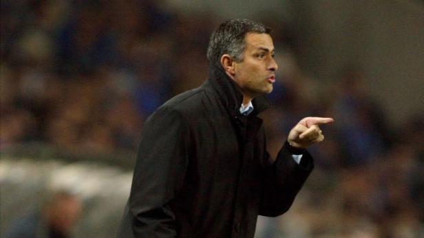 Februar 2004: Mourinho wird vorgeworfen, im Liga-Spiel des FC Porto auswärts gegen Sporting Lissabon auf dem Weg in die Kabine Sporting-Spieler Rui Jorge angegriffen und dessen Trikot zerrissen zu haben.