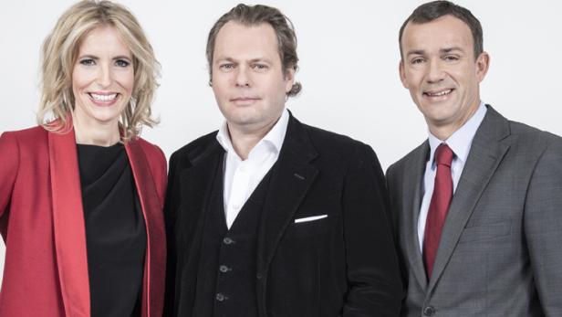 Drei Personen stehen nebeneinander und lächeln in die Kamera.