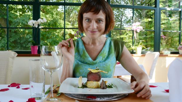 Intendantin Nina Blum genießt nach der Arbeit gerne einen kulinarischen Abend in der stilvoll dekorierten Orangerie oder im gepflegten Rosengarten.