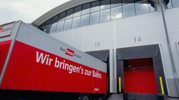 Ein LKW von Rail Cargo Austria vor einem Lagerhaus mit den Nummern 14 und 15.