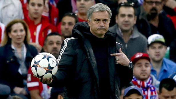 Es kann nur einen geben: Jose Mourinho allein weiß, wie der Ball läuft. Der Erfolg gibt ihm meistens recht.