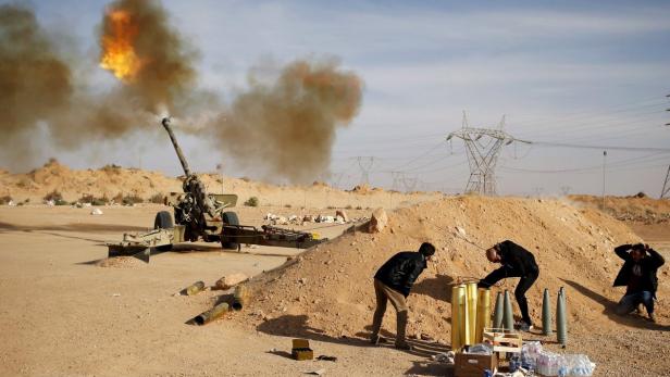 Truppen der Tripolis-Allianz beschießen Stellungen des IS, der ihnen materiell um ein vielfaches überlegen sein dürfte.