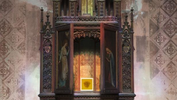 In der Schau in der Wiener Votivkirche ist das &quot;Herz der Welt&quot; im Inneren eines Verkündigungs-Altars platziert, auf den Flügeln blicken Maria und der Engel scheinbar darauf herab.