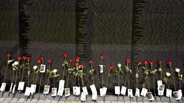 Rote Rosen für die Opfer: Im Vietnam-Memorial in der Mall wird der Opfer des Vietnam-Kriegs gedacht. 58.261 Namen von Getöteten oder Vermissten sind hier eingemeißelt.