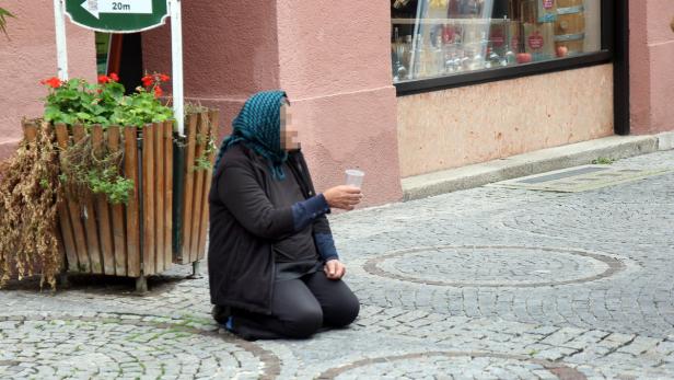 Bettlerin in der Fußgängerzone von Krems