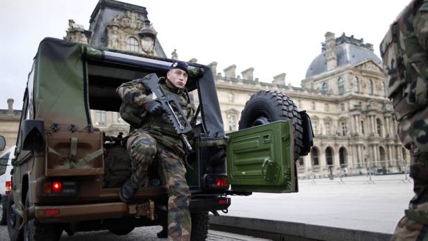 Ausnahmezustand: Soldaten vor dem Louvre in Paris.