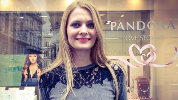 Eine Frau steht vor einem Pandora-Schmuckgeschäft.