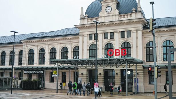 Die Kriminalität hat im Bereich des Bahnhofs zugenommen. Die Behörde hat nun reagiert. Die Schutzzone bleibt vorerst für sechs Monate bestehen