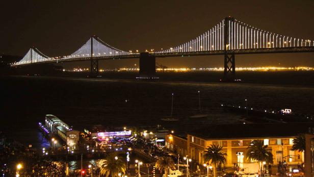 Die Stadt verspricht sich Millionen-Einnahmen durch Schaulustige, die sich das Spektakel von der Strandpromenade oder von Booten in der Bucht von San Francisco anschauen.