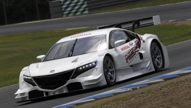Ein weißer Honda NSX Concept-GT Rennwagen auf einer Rennstrecke.