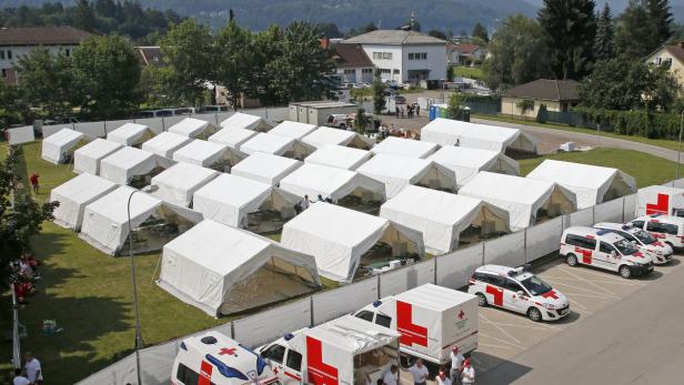 In Krumpendorf (Kärnten) wurde eine Zeltstadt für 240 Asylwerber errichtet. Hitzeschutz gibt es trotz Temperaturen von 35 Grad keinen.
