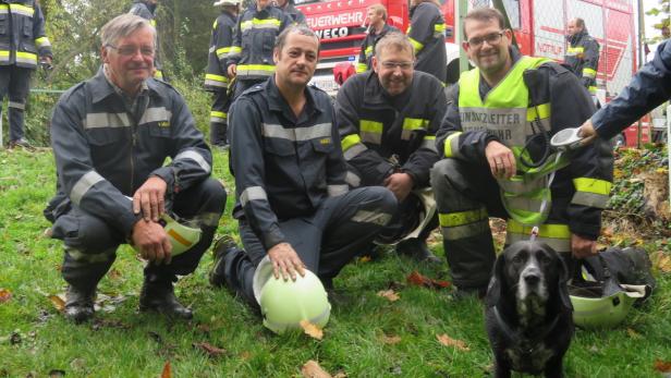 Feuerwehr mit gerettetem Hund
