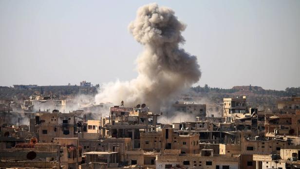 Rauch steigt auf nach einem Luftangriff in Daraa, Syrien, am 26. Oktober.