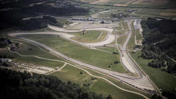 APA13842106-2 - 24072013 - SPIELBERG - ÖSTERREICH: ZU APA-TEXT SI - Red Bull holt nach elf Jahren die Formel 1 nach Österreich zurück. Bereits ab 2014 wird auf dem Red Bull Ring in Spielberg in der Steiermark wieder ein Grand Prix gefahren. Im Bild eine Luftaufnahme des Red Bull Ring in Spielberg, aufgenommen am Dienstag, 24. Juli 2013. APA-FOTO: ERWIN SCHERIAU