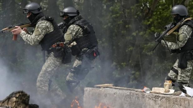 Ukrainische Sicherheitskräfte gehen gegen moskautreue Separatisten vor.