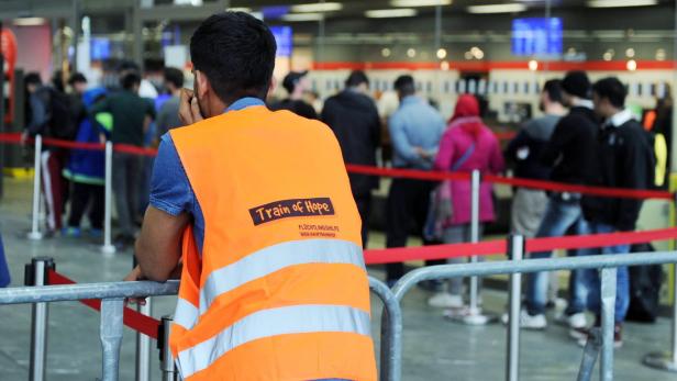 &quot;Train of Hope&quot;-Mitarbeiter am Hauptbahnhof