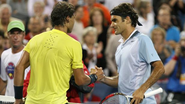 epa03827659 Raphael Nadal, of Spain, (L) chakes hands with Roger Federer, of Switzerland, (R) during the quarter-final round of the ATP Masters in Mason, Ohio, USA, 16 August 2013. Nadal won 7-5, 4-6, 6-3. EPA/MARK LYONS
