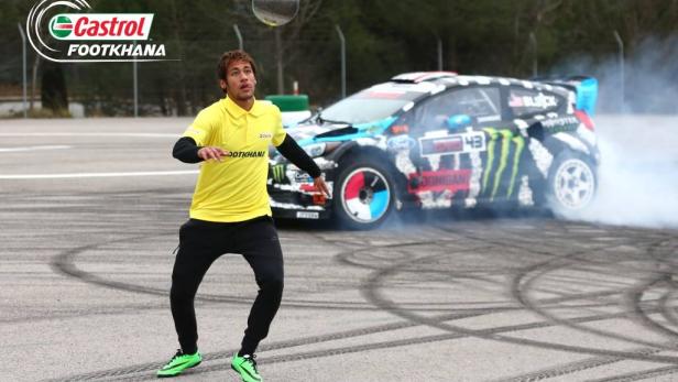 Neymar jongliert einen Fußball vor einem driftenden Rennwagen bei einem Castrol Footkhana Event.