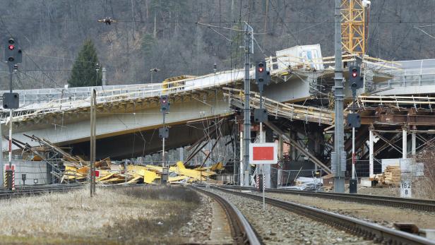 Die eingestürzte Brücke des Neubaues der S35, Februar 2015.